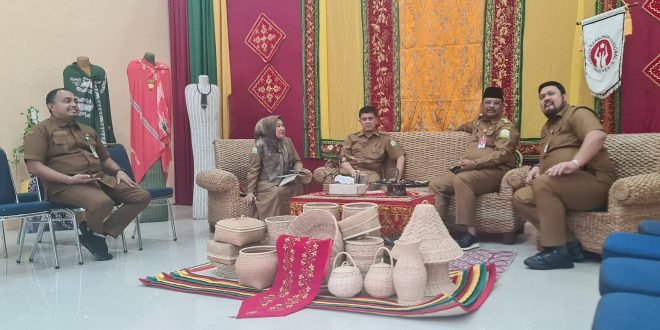 Pj. Gubernur Aceh, Dr. H. Safrizal ZA, M.Si, didampingi Kepala DPMG Aceh, Dr. T. Aznal Zahri, S.STP, M.Si, Plh. Kadis Perindag Aceh, Ir. Diaz Furqan, ST, MT, dan Karo Adpim Setda Aceh, Akkar Arafat, S.STP, M.Si, meninjau fasilitas Showroom Dekranasda Aceh, di Komplek Taman Sulthanah Ratu Safiatuddin, Banda Aceh, Selasa, (14/1/2025).