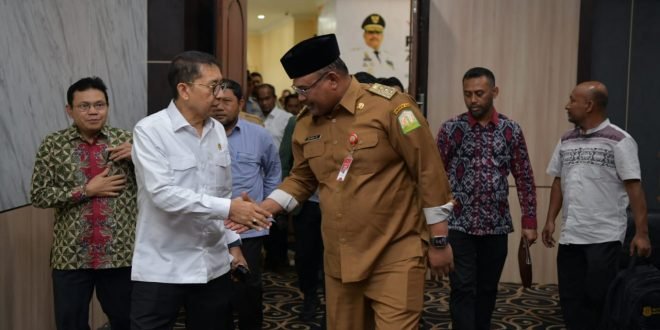 Pj. Gubernur Aceh, Dr. H. Safrizal ZA, M.Si, melepas keberangkatan Menteri Kebudayaan RI, Dr. Fadli Zon, M.Sc, beserta rombongan usai melakukan kunjungan kerja di Aceh, di Bandara Internasional Sultan Iskandar Muda, Aceh Besar, Senin (13/1/2025). Foto: Dok.