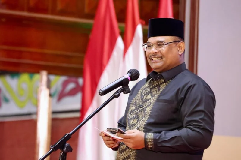 Penjabat Gubernur Aceh, Dr. H. Safrizal ZA, M.Si, saat memberi arahan pada malam Apresiasi Kementerian Agama Aceh 2025 untuk memeri penghargaan kepada tokoh dan lembaga yang berpartisipasi dalam pembangunan keagamaan di Provinsi Aceh, di Anjong Mon Mata Pendop Gubernur Aceh, (Sabtu, 4/1/2024). Foto: Dok. Prokopim Setda Aceh