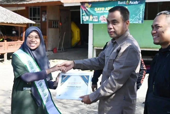 Pj Gubernur Aceh yang diwakili oleh Pelaksana Harian DLHK Aceh, Muhammad Daud (Kedua Kanan) membuka dan memwisudakan  siswa Sekolah Jurnalis Lingkungan, Aceh Tengah, Jumat (10/1/2024). (Foto : DLHK Aceh).