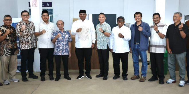 Pj. Gubernur Aceh, Dr. H. Safrizal ZA, M.Si, didampingi Asisten II Sekda Aceh, Dr. Ir. Zulkifli, M.Si, Pj. Wali Kota Lhokseumawe, A. Hanan, SP, MM, dan Pj. Bupati Aceh Utara, Dr. Drs. Mahyuzar, M.Si, foto bersama saat menyambut kedatangan Rombongan Dewan Nasional Kawasan Ekonomi Khusus (KEK), di Bandara Malikussaleh, Lhokseumawe, Jum'at (10/1/2025).