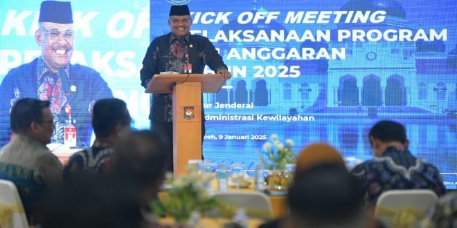 Pj. Gubernur Aceh, Dr. H. Safrizal ZA, M. Si, selaku Ditjen Bina Adwil Kemendagri RI, saat memberikan sambutan dan membuka Kick Off Meeting Pelaksanaan Anggaran Tahun 2025 serta Rapat Fasilitasi dan Koordinasi Program Strategis Direktorat Jenderal Bina Administrasi Kewilayahan Tahun 2025 di Hotel Oasis, Banda Aceh, Kamis, (9/1/2025). Foto: Dok. humas.acehprov.go.id