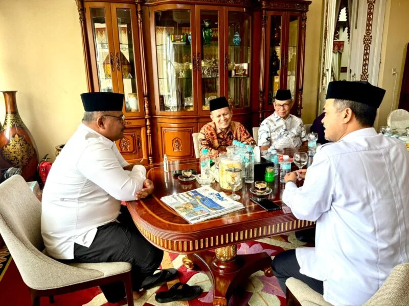 Penjabat Gubernur Aceh, Dr. H. Safrizal ZA, M.Si, menerima audiensi Pimpinan Wilayah Dewan Mesjid Indonesia (DMI) Aceh, terkait rencana Musyawarah Wilayah (muswil) ke III di Pendopo Gubernur Aceh, rabu, (8/1/2025). Foto: Dok. Prokopim Setda Aceh