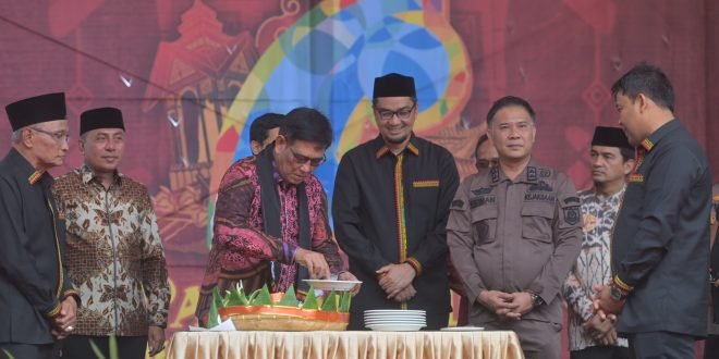 Pelaksana Tugas Sekretaris Daerah (Plt Sekda) Aceh, Muhammad Diwarsyah, membuka kegiatan Parade of Art, Science, and Religion (Pascal) XIII di SMA Negeri 10 Fajar Harapan Banda Aceh, Kamis (16/1/2025). Acara tahunan itu diikuti oleh lebih dari 1.500 peserta dari seluruh Indonesia. Foto: Prokopim Setda Aceh
