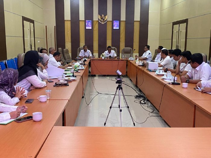 Plt. Sekretaris Daerah Bahrul Jamil S.Sos MSi mengikuti Rapat Koordinasi secara virtual di Aula Kantor Bupati Aceh Besar di Kota Jantho, Rabu (22/01/2025). FOTO/PROKOPIM ACEH BESAR