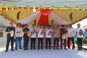 Pj Bupati Muhammad Iswanto, S.STP, MM, Kapolresta Banda Aceh Kapolresta Banda Aceh, Kombes Pol Fahmi Irwan Ramli, S.H., S.I.K., M.Si memukul rapai tanda Lauching Kampung Bebas Narkoba, di Halaman Meunasah Gampong Lam Sabang, Kecamatan Kuta Baro, Aceh Besar, Rabu (05/02/2025). Foto: MC Aceh Besar