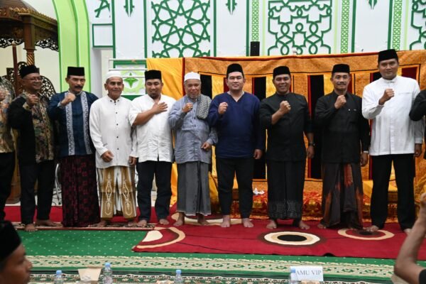 Pj Bupati Aceh Besar Muhammad Iswanto, S.STP, MM foto bersama Bupati dan Wakil Bupati Aceh Besar terpilih 2024-2030 Syech Muharram Idris dan Syukuri A Jalil di Masjid Nurul Huda, Gampong Cot Kareng, Kecamatan Blang Bintang, Aceh Besar, Sabtu (08/02/2025). Foto: Dok. MC Aceh Besar