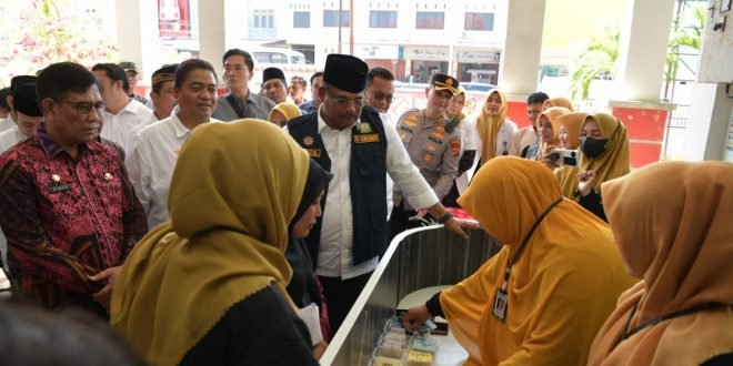 Pj. Gubernur Aceh, Dr. H. Safrizal ZA, M. Si, didampingi, Plt. Sekda Aceh, Drs. Muhammad Diwarsyah, M.Si, Pj. Bupati Pidie Jaya, Dr. H. T. Ahmad Dadek, SH, MH, dan Kepala SKPA/Biro terkait, saat meninjau Pelaksanaan Pemeriksaan Kesehatan Gratis Bagi Masyarakat, di Puskesmas Meureudu, Pidie Jaya, Jum'at, (7/2/2025). Foto: Dok. Humas Provinsi Aceh.