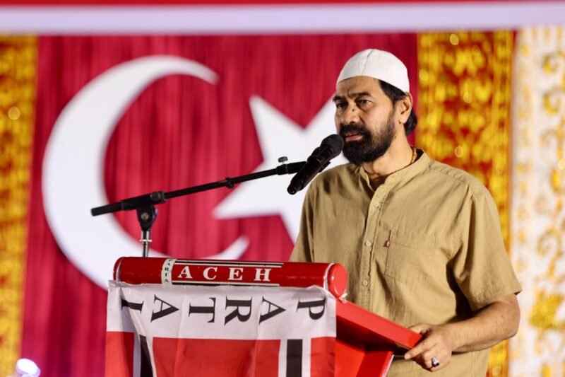 Gubernur Aceh H. Muzakir Manaf menyampaikan sambutan sekaligus menyantuni anak yatim dan disabiitas pada acara buka puasa dan doa bersama untuk Alm. Tgk. H. Kamaruddin Bin Abubakar, di Bale Meuseuraya Aceh, Banda Aceh, Rabu, (26/3/2025). Foto: Dok. Prokopim Setda Aceh