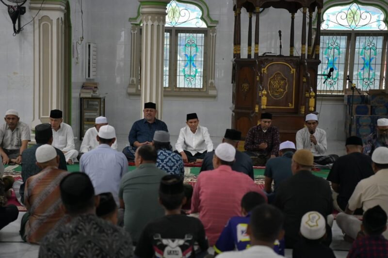 Wakil Gubernur Aceh, Fadhlullah, SE Bersama Kepala Satuan Kerja Perangkat Aceh, menggelar Samadiah dan do'a bersama untuk Almarhum Kamaruddin Bin Abu Bakar atau yang akrab disapa Abu Razak, yang dirangkai dengan buka puasa bersama dengan masyarakat, di Masjid Baitul Istiqamah Teupin Raya, Rabu (26/3/2025). Foto: Dok. Prokopim Setda Aceh