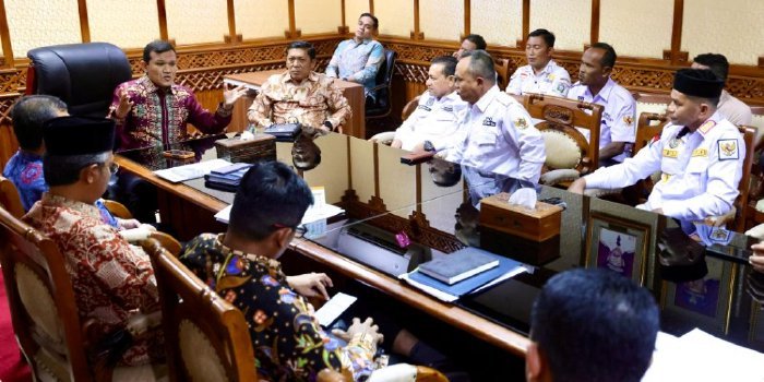 Wakil Gubernur Aceh, H. Fadhlullah, S.E., didampingi Plt Sekda Aceh, Drs. Alhudri, M.M, serta Asisten I Sekda Aceh, Azwardi AP, M.Si., menerima audiensi para Ketua DPC Asosiasi Pemerintah Desa seluruh Indonesia (Apdesi) Kabupaten/Kota se Aceh, di ruang kerja Wakil Gubernur Aceh, Kamis (6/3/2025). Foto: Prokopim Setda Aceh