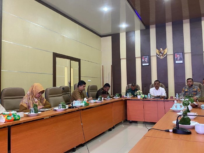 Kepala Bagian Perekonomian dan SDA Setdakab Aceh Besar Darwan Asrizal, SE, MT bersama anggota TPID Aceh Besar mengikuti Rapat Koordinasi bersama Kementerian Dalam Negeri secara virtual melalui Kantor Bupati Aceh Besar, Kota Jantho, Senin (24/02/2025). Foto: Dok. MC Aceh Besar