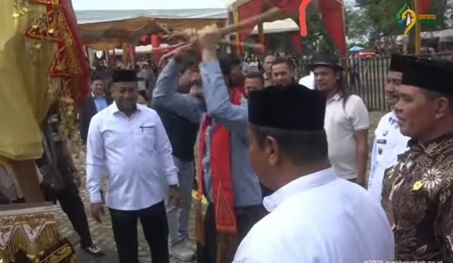 Direktur Utama Bank Aceh Bapak Fadhil Ilyas, mendampingi Gubernur Aceh Bapak H. Muzakir Manaf, menghadiri Maulid di Aceh Besar, (20/11/2025)