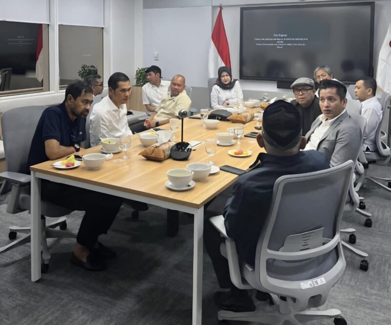 Gubernur Mualem dengan Kepala SKK Migas Djoko Siswanto berlangsung di kantor SKK Migas, Jakarta, Rabu malam (10 Juni 2026).