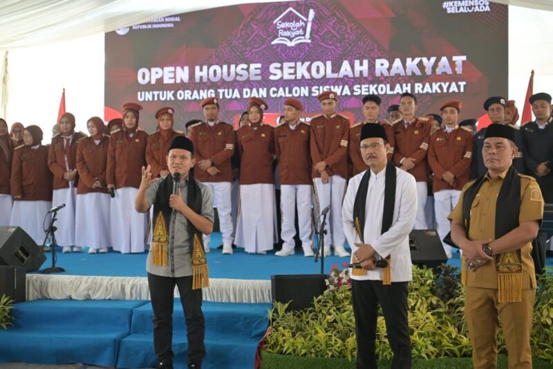 Fadhlullah, mendampingi kunjungan kerja Menteri Sosial Republik Indonesia, Saifullah Yusuf, dalam kegiatan Open House Sekolah Rakyat Sentra Darussa’adah di Kecamatan Darul Imarah, Kabupaten Aceh Besar, Senin (8/6/2026).