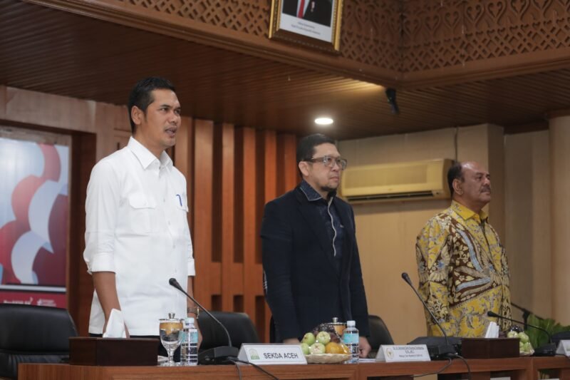 Sekda Aceh Muhammad Nasir dalam pertemuan antara Pemerintah Aceh dan Komisi II DPR RI yang berlangsung di Gedung Serbaguna Kantor Gubernur Aceh, Rabu (17/6/2026).
