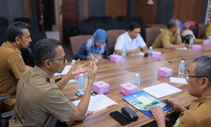 Rapat yang dipimpin langsung oleh Pelaksana Tugas Kepala Dinas, Dr. Zulkifli, S.Pd., M.Pd., ini berfokus pada tema