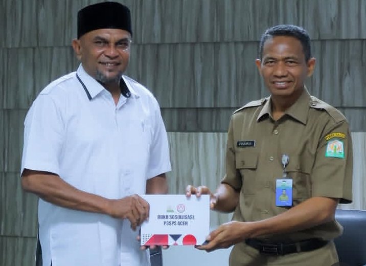 Pelaksana Tugas Kepala Dinas Perpustakaan dan Kearsipan Aceh, Dr. Zulkifli, S.Pd., M.Pd., didampingi oleh para Kepala Bidang di lingkungan dinas, menerima secara simbolis penyerahan buku sosialisasi Program Peduli Penyiaran Sehat dan Sihat (P3SPS) Aceh, Pada Senin, (15/6/2026) 