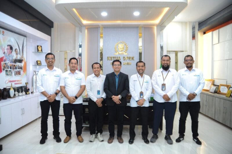 Ketua DPRK Banda Aceh, Irwansyah, ST, menerima kunjungan silaturahmi dari Manajer PLN UP3 Banda Aceh, Sabang, dan Aceh Besar yang baru, Husni, beserta jajarannya, pada Senin (31/8/2026) di ruang kerjanya.