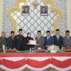 Ketua DPRK Banda Aceh, Irwansyah, ST., menerima dokumen Rancangan Qanun (Raqan) Perubahan Anggaran Pendapatan dan Belanja Kota (APBK) Tahun Anggaran 2026 dari Pemerintah Kota, pada Senin (14/9/2026).