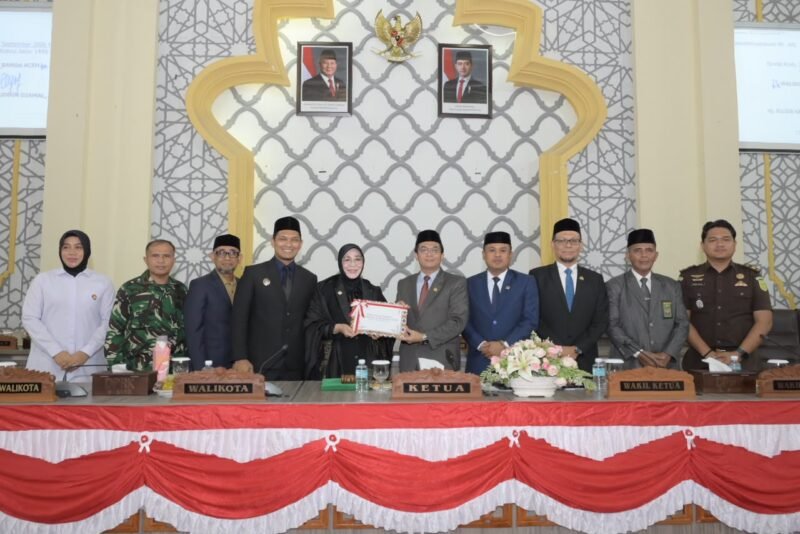 Ketua DPRK Banda Aceh, Irwansyah, ST., menerima dokumen Rancangan Qanun (Raqan) Perubahan Anggaran Pendapatan dan Belanja Kota (APBK) Tahun Anggaran 2026 dari Pemerintah Kota, pada Senin (14/9/2026).